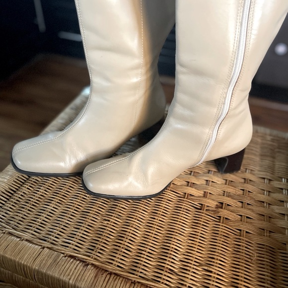 ✨Sold on Depop✨ Retro-Mod Cream Colored Leather Boots SZ 8.5 - Picture 4 of 4